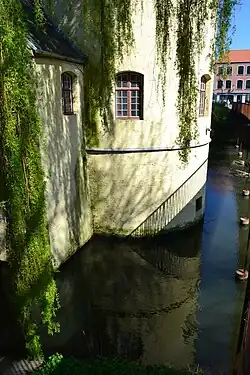 Detail van de Smedenpoort met naastliggende voetgangersbrug
