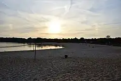 Het strand aan de vijver