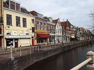 Tuinen met daarvoor het water Het Vliet.