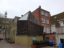 Nieuw gedeelte van De Utrecht, voltooid 2021. Deze aanbouw, bedekt met keramische elementen van Koninklijke Tichelaar Makkum, werd ontworpen door architect Jacob Borren. De aanbouw biedt onder meer ruimte aan kunstexposities.