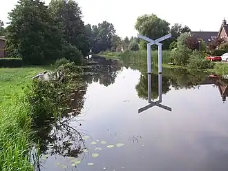 Een kunstwerk van Henk Lampe in het kanaal