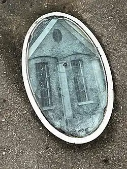 Het "medaillon" met de foto van de voorgevel van het gemaal Bloemendaal