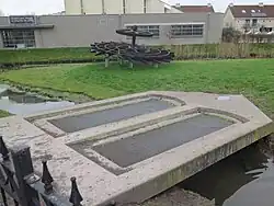 Het betonnen element dat de voorgevel voorstelt van het gemaal Bloemendaal