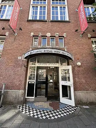 De gevel en voordeur van de Wackers Academie in Amsterdam.