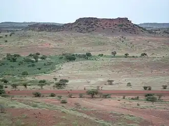 Een duricruste inselberg nabij Dori in Burkina Faso
