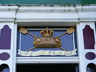 Houten duivekater boven de voordeur