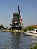 Vóór de restauratie van 2005, hier nog zwart geteerd.