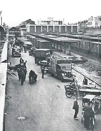 Overzicht van het visstation met stationsgebouw en perrons met vistreinen