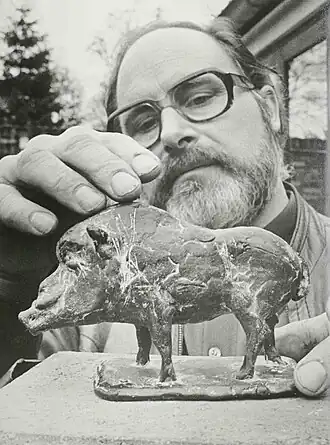 van der Linden met een model van Wild varken