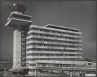 Bouw van het 9 verdiepingen tellende kantoorgebouw van de n.v. Luchthaven Schiphol in 1965.