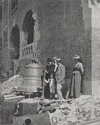 Lambeek, Berlage en Marie Berlage-Bienfait bij het ophijsen van de "beursbengel" van de Beurs van Berlage in Amsterdam, 24 juli 1901