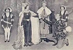 1932: Uitvoering van De doge van Venetië van Johan Wagenaar. Op de foto vooraan Donna Dina (Sophie Haase-Pieneman), naast haar de doge (Willem Herckenrath) en geknield Papiro (Miedema)