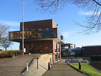 Het gemaal 'De Drie Delfzijlen' ligt nu op de plaats van de drie oude sluizen.