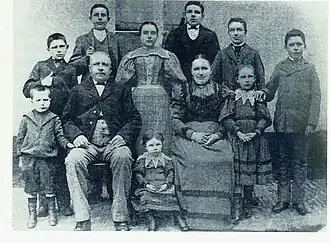 De familie Moortgat - De Block rond 1895. v.l.n.r. eerste rij: Albert, Jan Leonardus Moortgat, de kleine Alice, Maria Hendrika, Louise op tweede rij: Edward, Karel, Leontien, Jozef, Gustaaf, Victor.