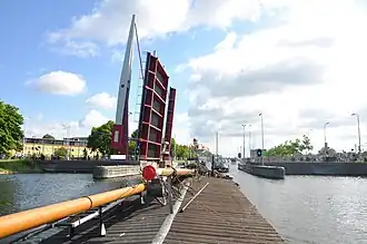 De geopende Schroebrug voor het schip de Stella Maris