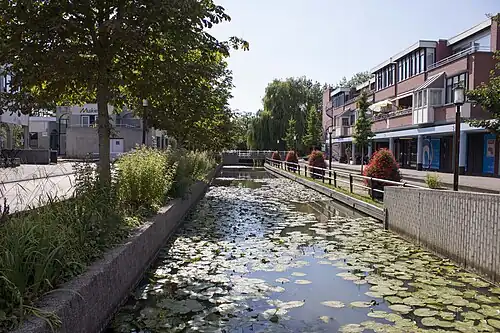 De gracht tussen de Musketon en winkelcentrum Zevenwouden