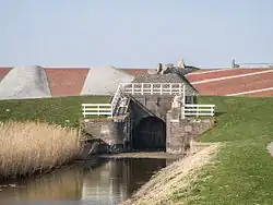 Een spuisluis in de Groningse Noordpolder