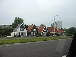 Huizen Groningerstraatweg aan de zuidzijde van de wijk