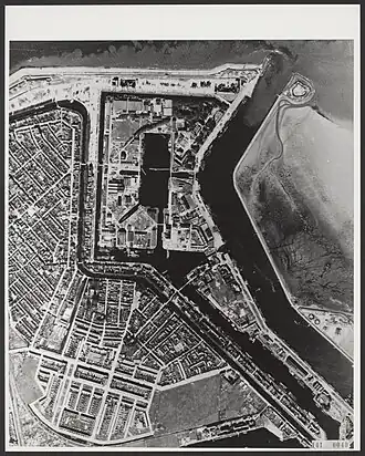 Luchtfoto Den Helder met v.l.n.r. Willemsoord, het Nieuwe Diep en Fort Harssens (ca. 1945)