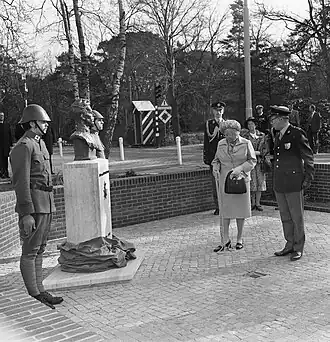 Juliana onthult het borstbeeld van Van Oudheusden (1979)