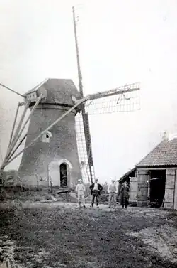 Foto uit waarschijnlijk 1920 met op de voorgrond Jacob Dambruin en een medewerker.