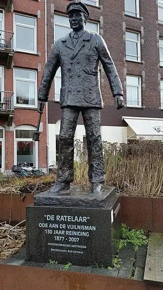 De ratelaar (december 2018) Op de achtergrond bebouwing Kwakersplein