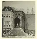 Een tekening in waterverf van de Brinkpoort uit de 19de eeuw. De tekening is waarschijnlijk niet helemaal nauwkeurig, maar geeft wel een goed denkbeeld van de doorgang van de 'duistere' Brinkpoort.