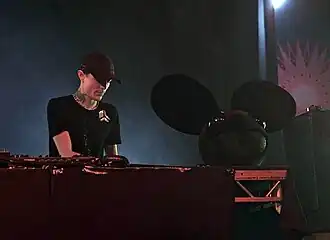 deadmau5 tijdens een optreden, met naast zich zijn masker, op Glastonbury in 2009