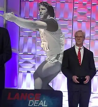 Lance Deal staat voor zijn eigen foto (2014)