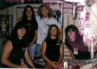 Death in 1989. Van links naar rechts: Terry Butler, Paul Masvidal, manager Eric Greif, Bill Andrews en Chuck Schuldiner.