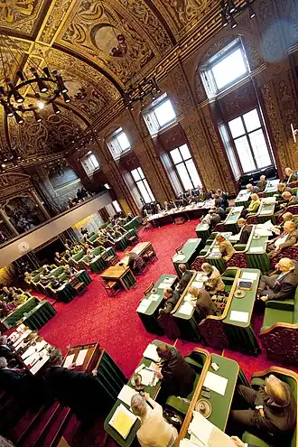 Het op tv uitgezonden dictee werd ieder jaar in de vergaderzaal van de Eerste Kamer in Den Haag gehouden