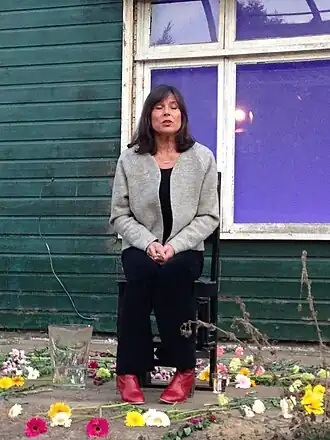 Debby tijdens "Ik ben er nog" op voormalig Kamp Westerbork