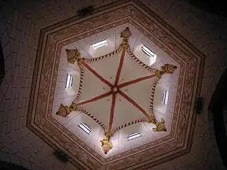 Het zesdelige ribgewelf van de centrale toren