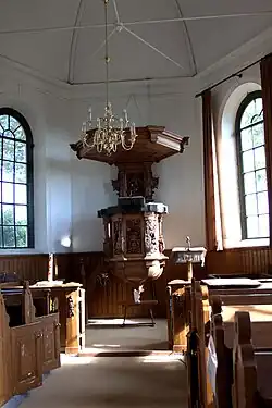 Interieur met preekstoel