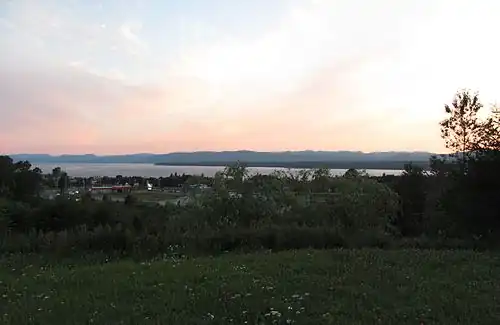 Zicht op het meer en de rand van het dorp