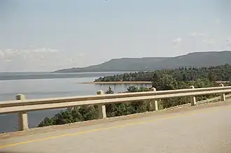 Zicht op Deer Lake vanaf de Trans-Canada Highway