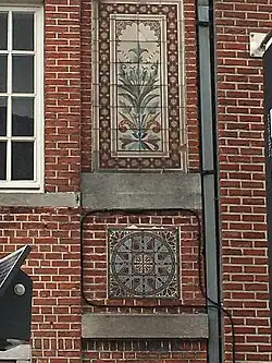 2 Rechthoekige en 2 vierkante panelen van bloemenmotief in keramiek