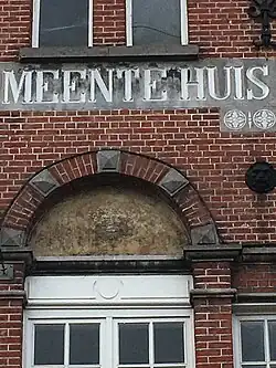 Boog met kroon (onduidelijk) ingeschilderd