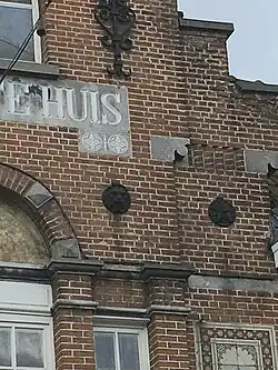 2 Bronzen sterren en 2 bronzen leeuwenkoppen