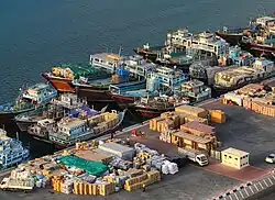 Haven in Deira met dhow-schepen