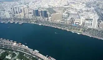 Luchtfoto van de Dubaikreek met het stadsdeel Deira op de achtergrond