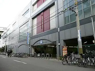 De ingang van het station.