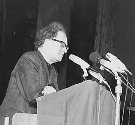 Delfgaauw als spreker op een politieke bijeenkomst in Amsterdam anno 1975