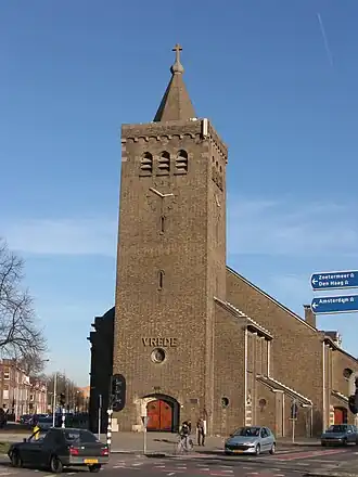 Een foto van de voorgevel van de Vredeskerk te Delft