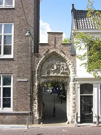 Monumentale toegangspoort aan de Oude Delft