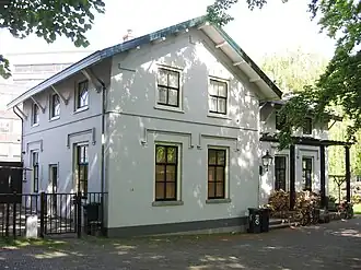 De oude dienstwoning horende bij de begraafplaats