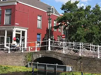 De Drapeniersbrug verbindt het Rietveld met het Vrouwjuttenland[4]