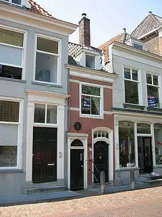 Pandje ter breedte van een vensteras met zadeldak, waarin dakkapel met vleugelstukken