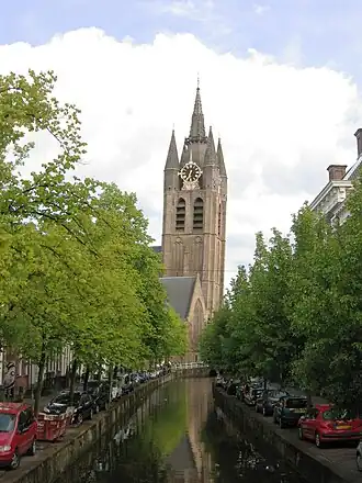 De Oude Kerk, gezien vanaf de Bagijnhofbrug vanuit het noorden