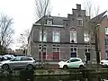 Voormalige apotheek van het Oude en Nieuwe gasthuis, grotendeels in 1895 gebouwd in neorenaissance vormen naar ontwerp van gemeente-architect M.A.C. Hartman. Bij de bouw zijn delen van oudere bebouwing gehandhaafd, onder andere in de linker zijgevel.